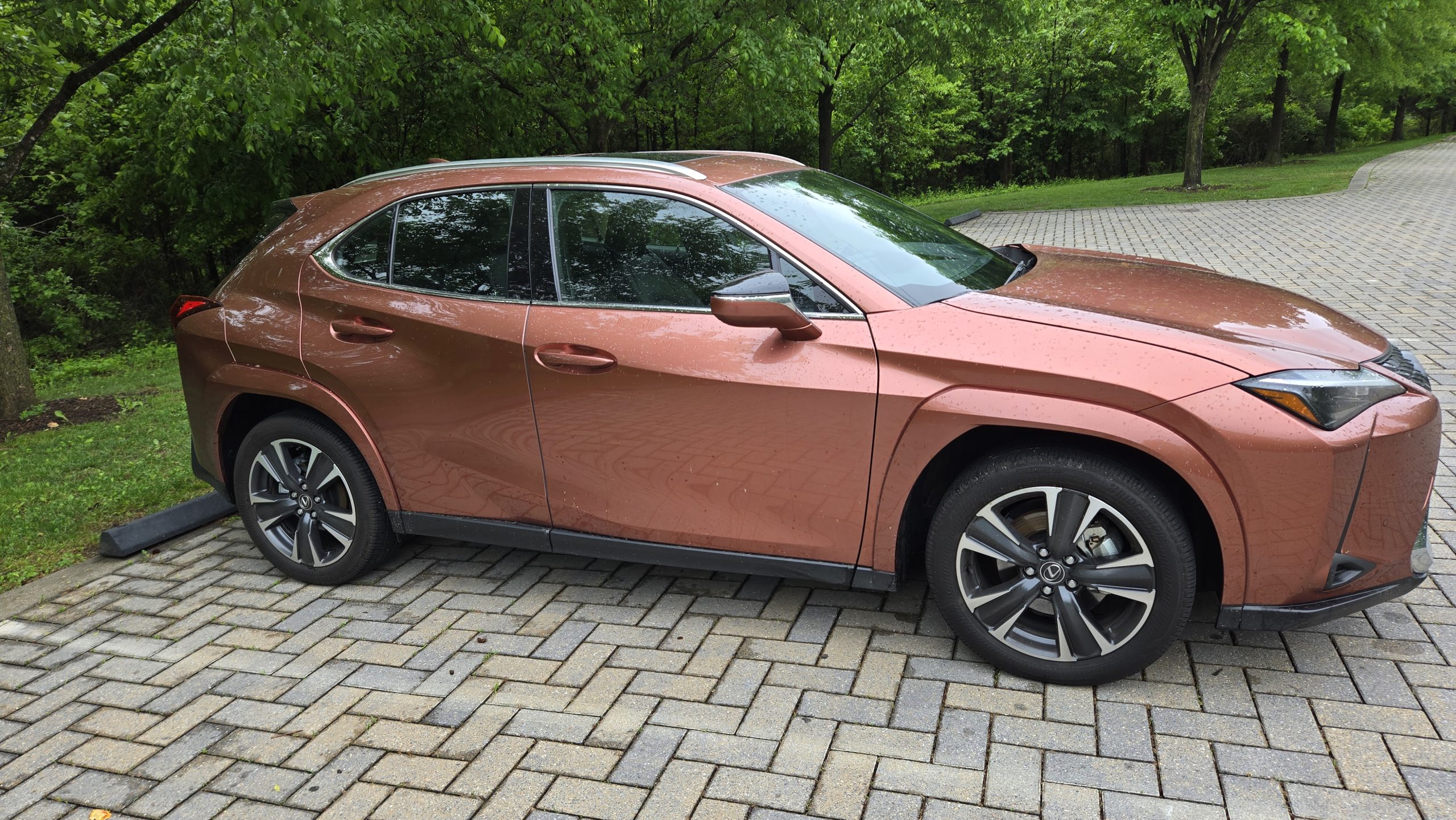 Lexus UX 300h AWD Review: 196HP Hybrid Gets 44 MPG with Luxury